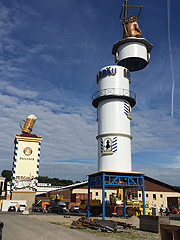 Nicht nur der Löwe, auch der Krug vom Paulanerturm gegenüber stammt vom Figurenbauer Peter Ardelt (©Foto: Martin Schmitz)